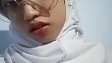 Dedek SMA Hijab Kacamata Remes2